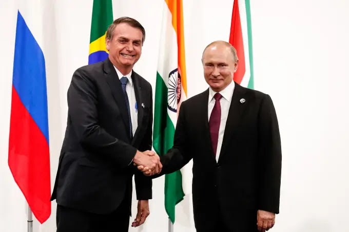 President Jair Bolsonaro shaking hands with Putin, ruler of Russia.