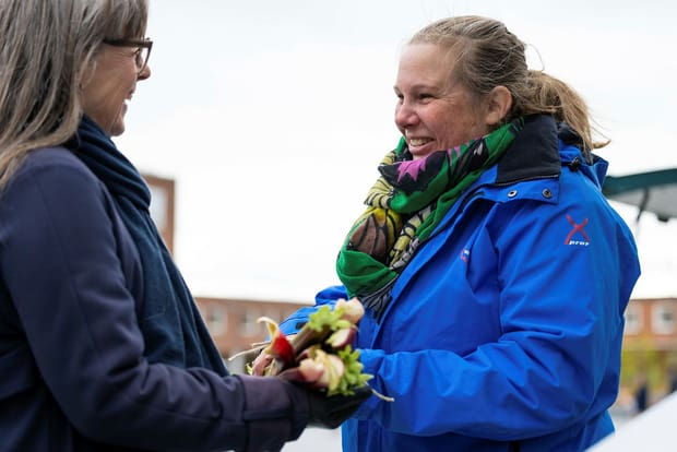 Farmer Stina Dahlquist hands out pre-ordered rhubarb and radishes at Stortorget in Östersund.